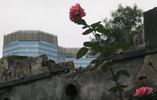 北京孟端胡同清朝果郡王府被拆除-残垣和墙外的新建大厦