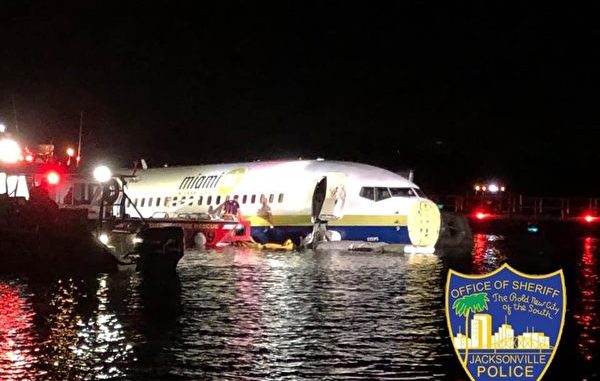 波音737-800 飞机冲出跑道