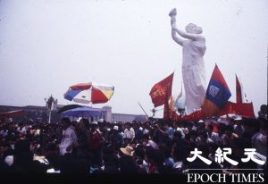 民众聚集在-自由女神像旁