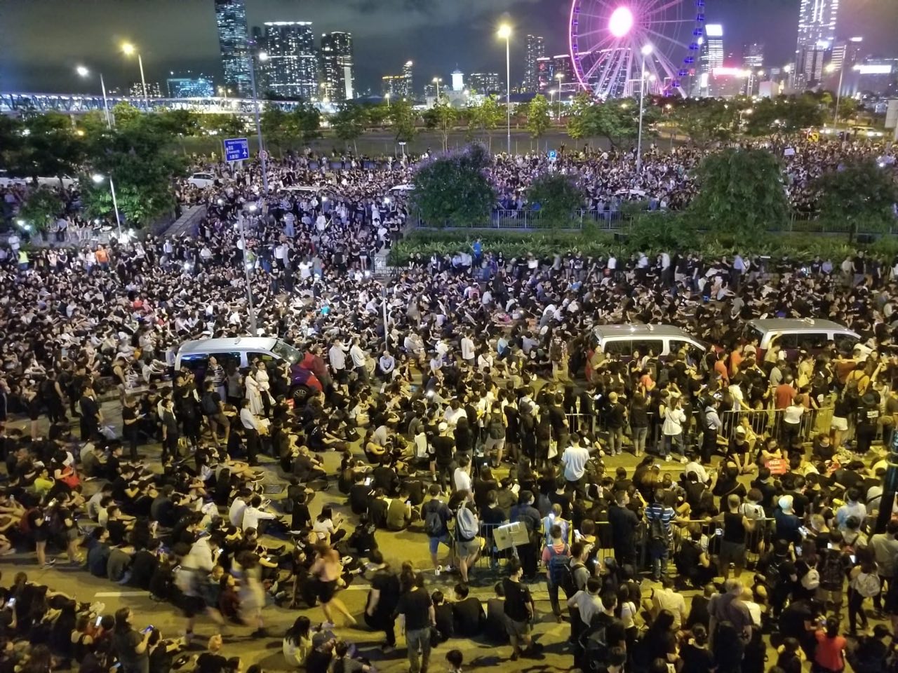 香港市民6月26日晚到中环爱丁堡广场集会，趁G20峰会前夕，藉国际压力再向特区政府施压，要求其回应五大诉求。（宋碧龙／大纪元）