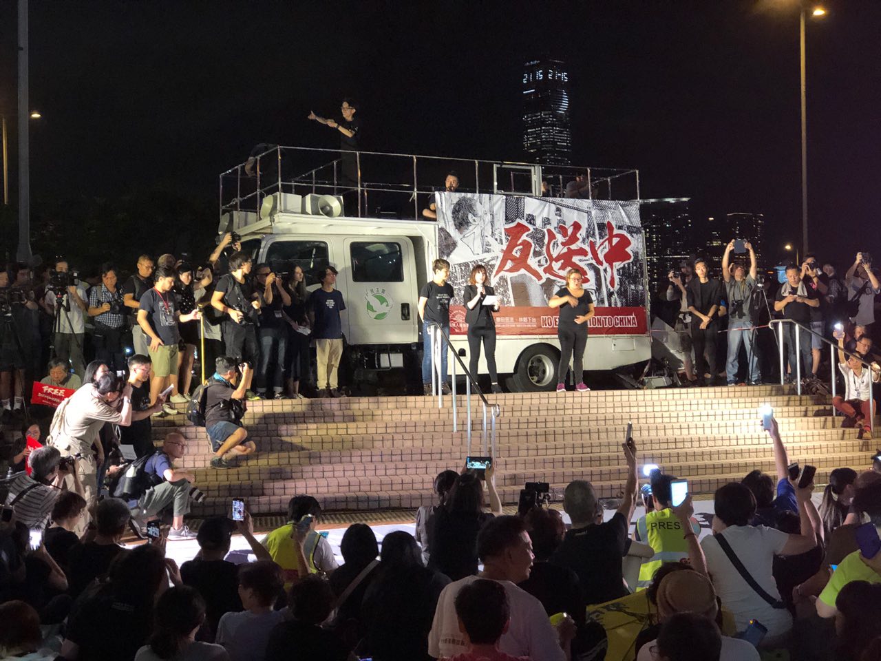 香港市民6月26日晚到中环爱丁堡广场集会，趁G20峰会前夕，藉国际压力再向特区政府施压，要求其回应五大诉求。（胡宗翰/大纪元）