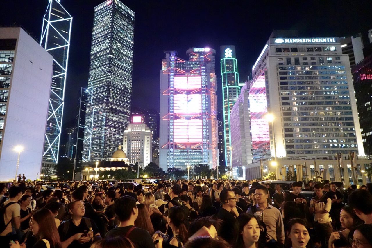香港市民6月26日晚到中环爱丁堡广场集会，趁G20峰会前夕，藉国际压力再向特区政府施压，要求其回应五大诉求。（梁珍/大纪元）