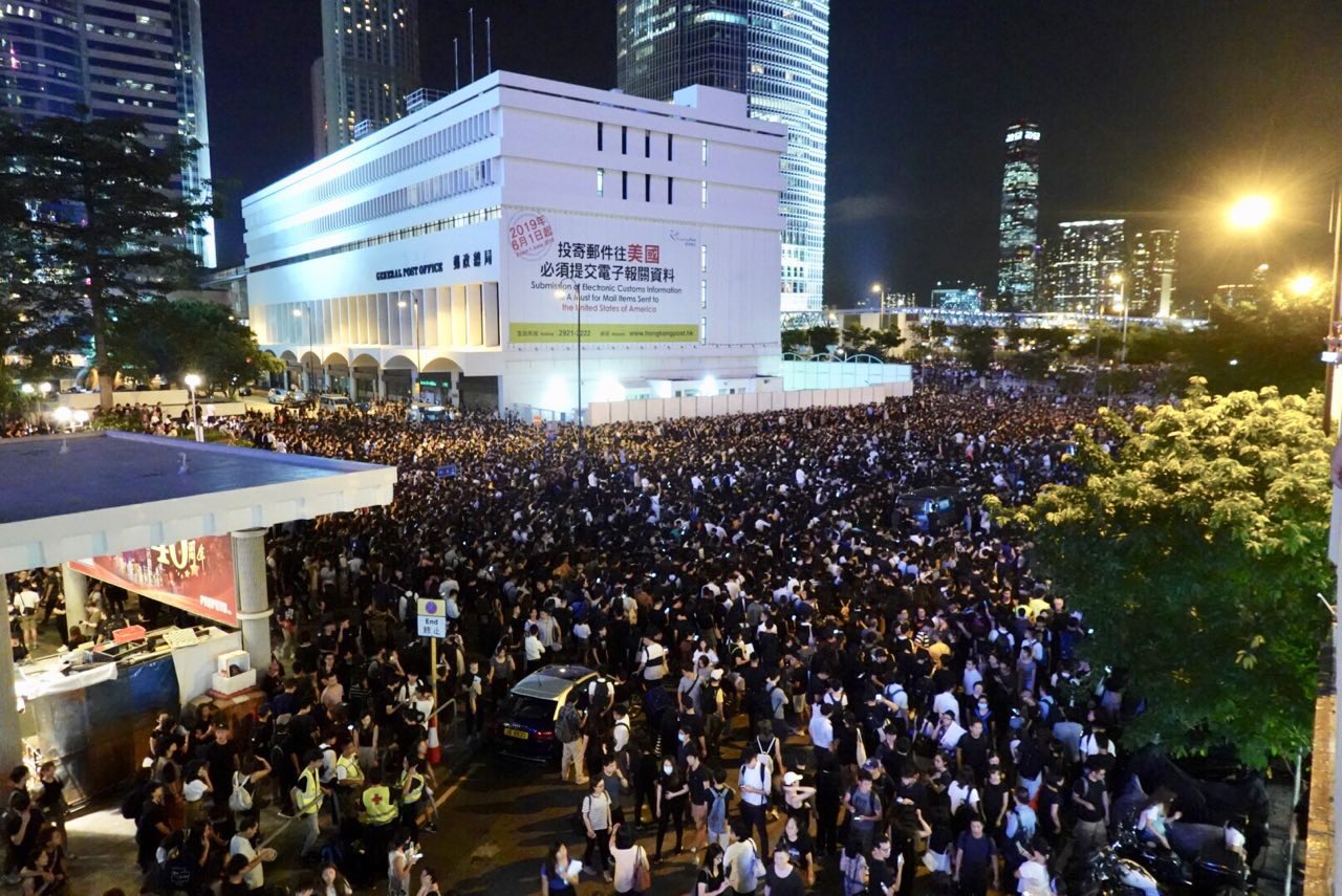 香港市民6月26日晚到中环爱丁堡广场集会，趁G20峰会前夕，藉国际压力再向特区政府施压，要求其回应五大诉求。（余钢／大纪元）