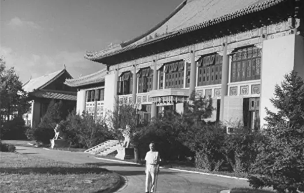 1946年，司徒雷登于北京燕京大学校园行政大楼前。（公有领域）