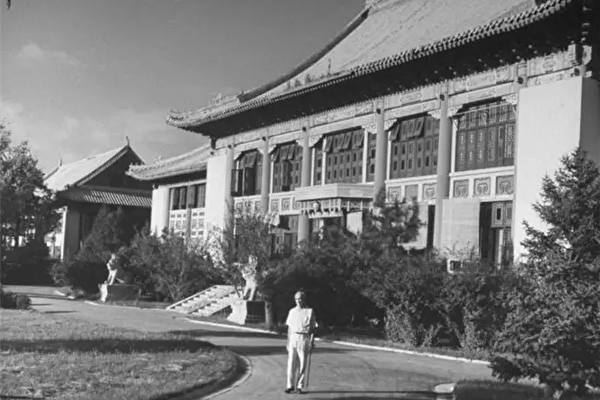 1946年，司徒雷登于北京燕京大学校园行政大楼前。（公有领域）