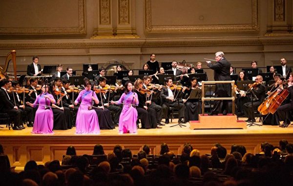图为神韵交响乐团2017年10月在纽约卡内基音乐厅演出现场。2018演出季在美国的首场演出将于10月7日在卡内基音乐厅登场。（戴兵／大纪元）