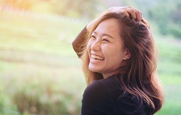 笑具有止痛、降血压、保护心脏、燃烧热量、提升免疫力等诸多健康功效。(Shutterstock)