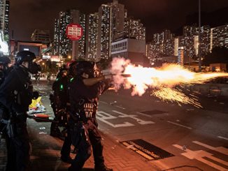香港, 反送中, 催泪弹, 警察, 保温杯