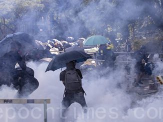 香港中文大学, 警察狂射催泪弹, 学生脸部中弹, 流血