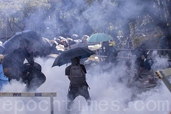 香港中文大学, 警察狂射催泪弹, 学生脸部中弹, 流血