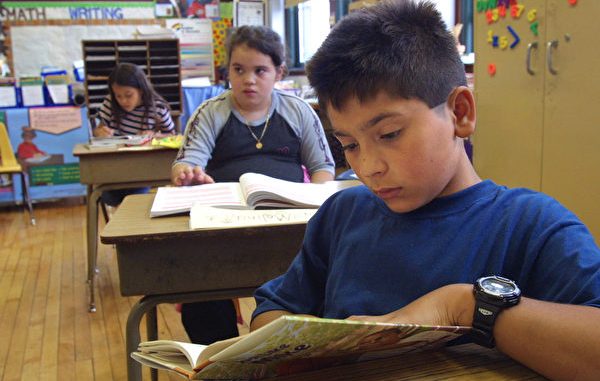 芝加哥一所小学的暑期班内，学生们在阅读书籍。（Tim Boyle/Getty Images）