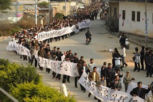 2011年12月17日，乌坎村民游行要求当局解决农民土地被盗卖及彻查村民代表薛锦波被打死的诉求