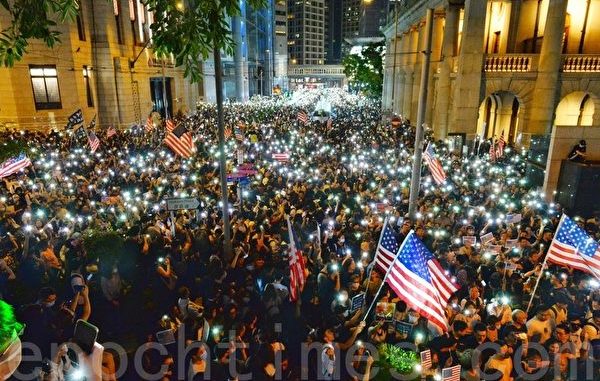 2019年10月14日晚上，香港民众发起在中环遮打花园举行“香港人权民主法案集气大会”。图为手机灯海。