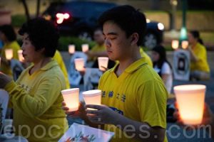 华盛顿DC的部分法轮功学员于7月17日在中共驻美大使馆前集会，要求停止迫害，悼念被迫害致死的中国法轮功学员。（林乐予／大纪元）