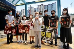 为美孚张崑阳街站，艺人叶德娴12日到场呼吁银发族出来投票。（左起）朱凯廸、何桂蓝、梁 凯晴、袁嘉蔚、叶德娴、黄之锋、张崑阳、岑敖晖、周庭。
