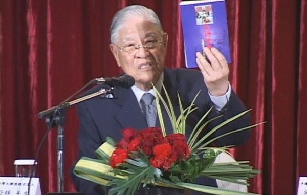 2005年李登辉先生在记者会上向在场人士介绍引发百万退党大潮的《九评共产党》一书。