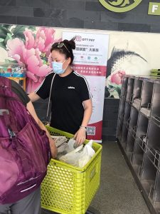 2020年7月3日,在多伦多的鸿华超市,一名30岁左右、讲普通话的女性从报架拿了一叠大纪元报纸,放进了她的菜篮。