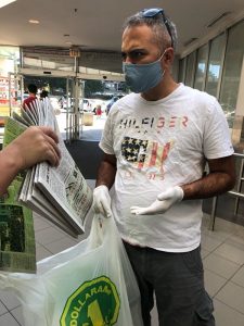 2020年7月4日，在多伦多的鼎泰超市，一名棕黑肤色的人拿了一叠大纪元报纸。