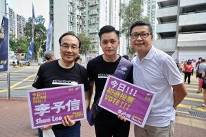 家杰、候选人李予信、占中三子之一陈建民12日在沙田第一城拉票。