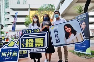 何桂蓝街站,陈健民(右)及周庭(左)为何桂蓝(中)拉票。