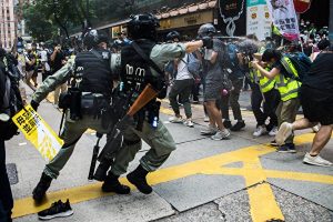 7月1日，香港防暴警向记者狂喷胡椒喷剂。