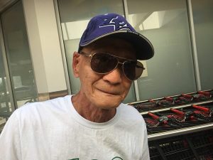 2020年7月4日早9：30，在多伦多鼎泰超市，一位60岁的越南人拿了一叠《大纪元》报纸放入包中