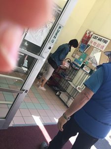 2020年5月15日，下午1:50，在卡尔加里新鲜100超市。一中国女子进门直奔《大纪元时报》报架，拿走近50份报纸，出门放进停在离入口第2个残疾人停车位的白色奥迪车内，坐进副驾驶位，驾驶员立即开车离开。