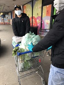 2020年4月25日下午2:25。在卡尔加里HONG KONG INTERNATIONAL FOOD MARKET (3215 17 Ave SE Calgary)门前,3名越南男子多拿报纸被当场抓获,并说:never do it(再也不做了)。