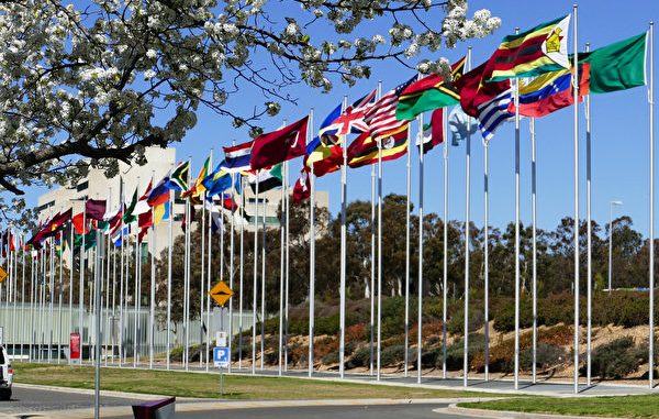 法轮功理性和平反迫害21周年到来之际，来自30国逾600名政要共同签署了一份联合声明，旨在声援法轮功团体并呼吁共同制止仍在中国大陆发生且持续了21年的迫害。图为澳洲首都堪培拉格里芬湖（Lake Burley Griffin）南岸的万国旗。