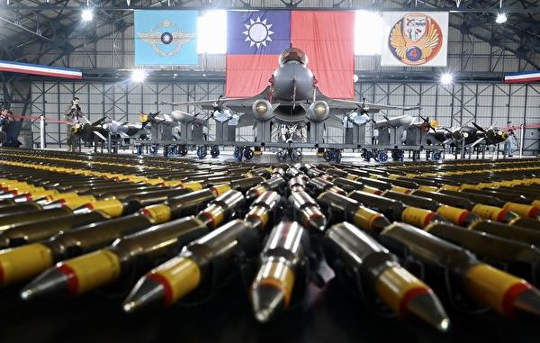 8月14日美国国防部公布新一轮军售合约,包括售予台湾66架F-16V战机。F-16V战机较F-16战斗力大为提升。图为2020年1月15日台湾嘉义一军事基地演习中展示F-16V战机。 8月14日美国国防部公布新一轮军售合约,包括售予台湾66架F-16V战机。F-16V战机较F-16战斗力大为提升。图为2020年1月15日台湾嘉义一军事基地演习中展示F-16V战机。