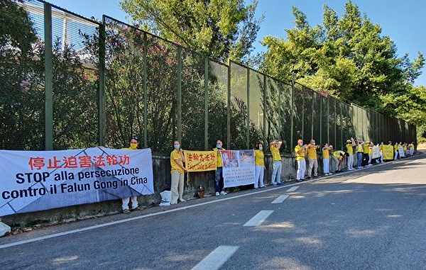 8月25日，意大利法轮功学员在外交部大楼外举行抗议中共迫害法轮功活动。