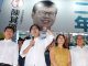 台湾民进党高雄市长补选候选人陈其迈（左2）8月15日以逾67万票当选，晚间出面发表谈话，强调将把产业转型、增加就业、重大交通建设及解决空污列为4大优先。