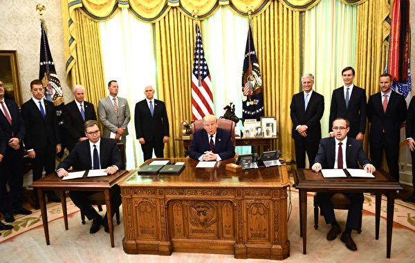2020年9月4日，在美国总统川普（中）的斡旋下，科索沃总理霍蒂（Avdullah Hoti）（右）和塞尔维亚总统武西奇（Aleksandar Vucic）（左）于白宫椭圆形办公室签署两国经济关系正常化历史性协议。