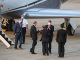 美国国务院次卿克拉奇（Keith Krach，后右）2020年9月17日搭乘专机抵台，美国在台协会（AIT）处长郦英杰（前右3）等人亲自接机，克拉奇向众人拱手致意。