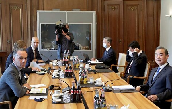 9月1日，德国外长马斯（Heiko Maas，左一）与中共外长王毅在德国柏林会谈(右一）。