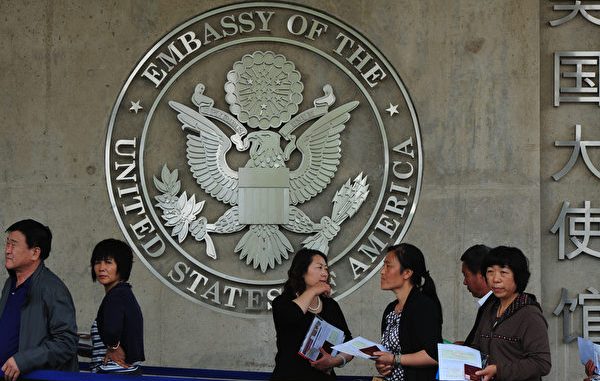 美国国土安全部（DHS）代理部长查德·沃尔夫（Chad Wolf）周三（9月9日）表示，美国正在向部分中国研究生和研究人员拒发赴美签证，以防止他们窃取美国敏感的研究成果。图为到美国驻华大使馆申请美签的中国人。