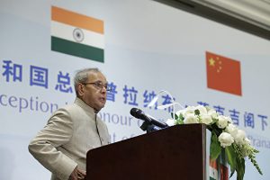 印度前总统普拉纳布·慕克吉（Pranab Mukherjee）8月对COVID-19检测呈阳性，在医院住院数周后于8月31日去世，终年84岁。图为2016年5月25日，慕克吉任印度总统时，在北京的招待会上讲话。