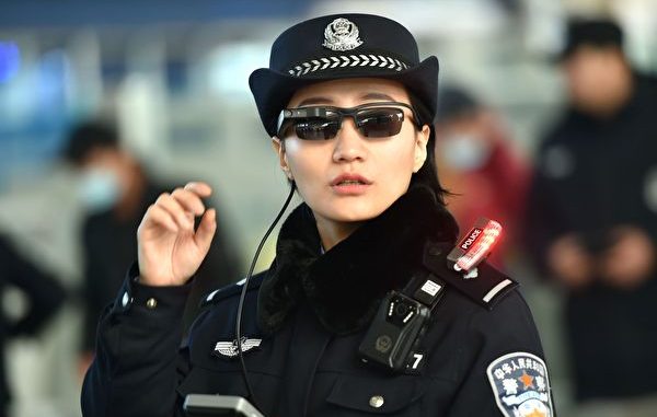 大陆出现人脸识别新应用。郑州警方在郑州东站用人脸识别墨镜监控民众。