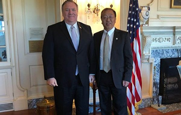 美国国务卿蓬佩奥和首席中国顾问余茂春（右）合影。