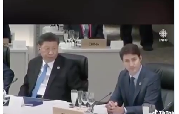 近日，一段习近平在G20峰会上遭遇尴尬的视频在社交媒体热传。