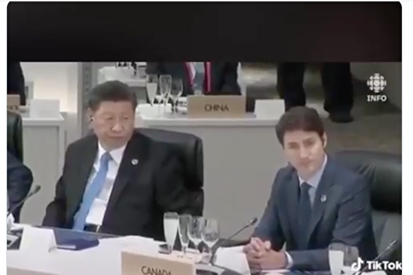 近日，一段习近平在G20峰会上遭遇尴尬的视频在社交媒体热传。