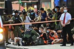 9月6日，香港旺角豉油街防暴警察截查大量市民和记者，义务救护员（橙色背心）遭拘捕及用胶索带反扣双手。