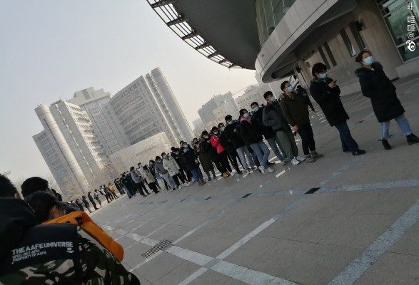 北京網友拍攝21日排隊做核酸檢測場面。