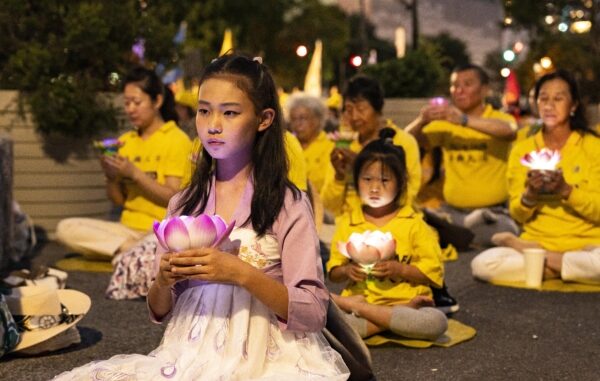 2024年7月20日，法轮功学员在纽约市的中国领事馆前举行烛光守夜，悼念在中共持续25年迫害中丧生的法轮功学员。(Samira Bouaou/The Epoch Times)