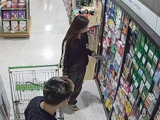 中国籍嫌犯在杂货店窜改礼品卡的监控画面