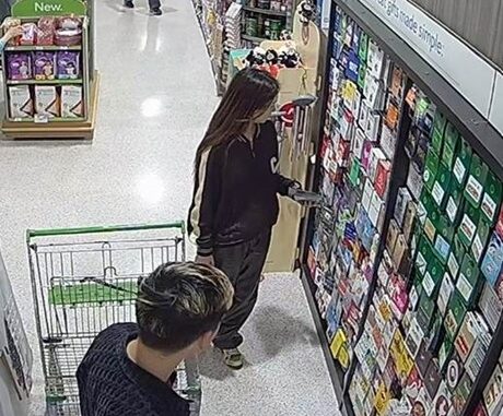 中国籍嫌犯在杂货店窜改礼品卡的监控画面
