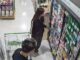 中国籍嫌犯在杂货店窜改礼品卡的监控画面