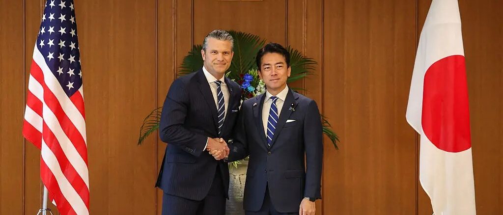美国战争部长海格塞斯与日本防卫大臣小泉进次郎握手