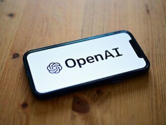 智能手机屏幕上的OpenAI标志
