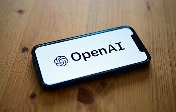 智能手机屏幕上的OpenAI标志